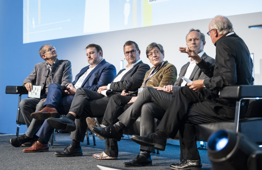 Bildtext: EBSCON HI5 – Panel Discussion mit Robert Gfrerer, Jan Preibisch, Thomas Haim, Maria Huffman, Christian Ramsauer, geleitet von Richard Sturn (v.l.n.r.) ©: Podesser